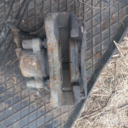 Передний левый супорт мерседес Спринтер 2000г