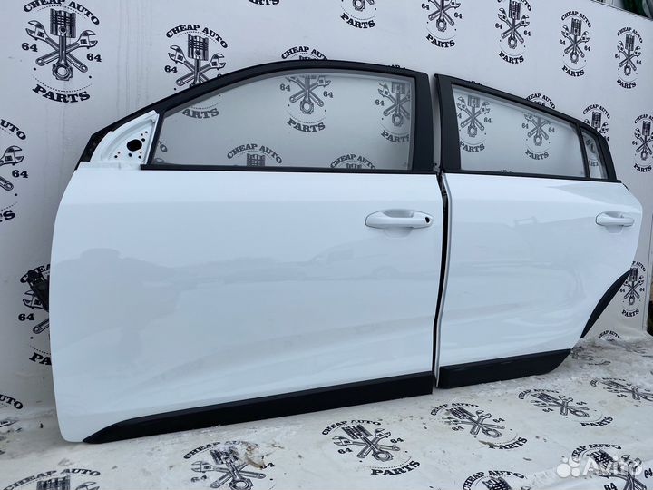Белые двери левые Kia Rio X-Line Оригинал