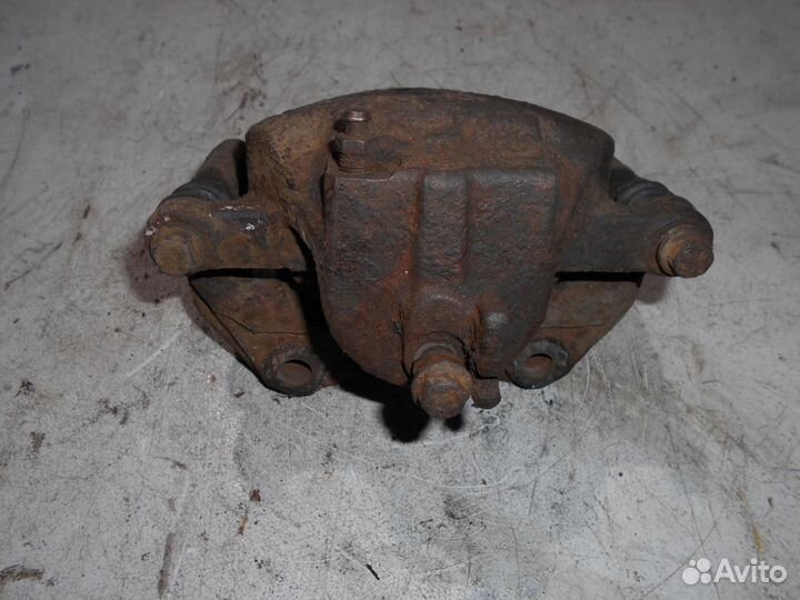 Суппорт передний левый Nissan Primera P11