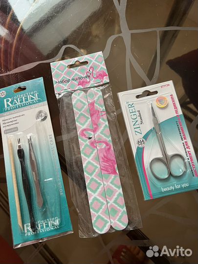 Лампа для ногтей и инструменты для маникюра