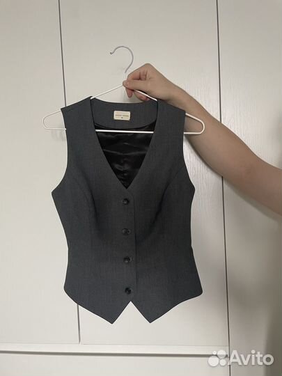 Жилетка костюмная серая вначале любовь