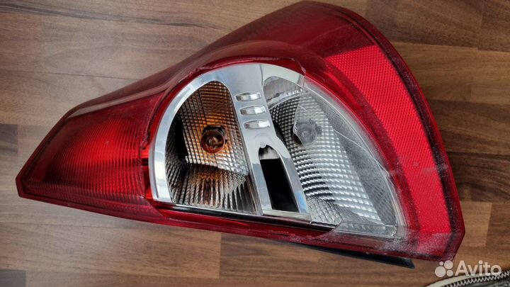 Фонарь задний правый renault sandero 1 скол