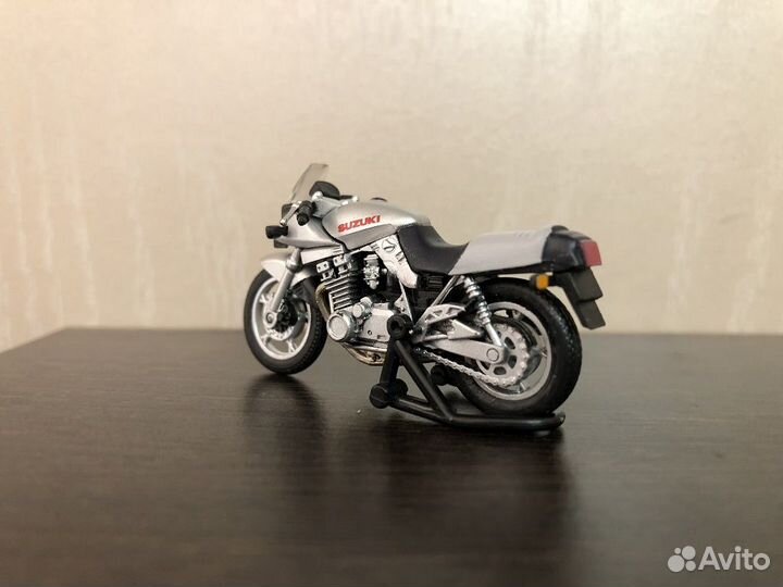 Мотоцикл модель Suzuki GSX11100S Katana 1/43