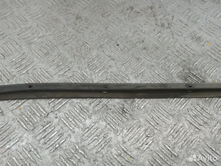 Уплотнитель капота Toyota Camry