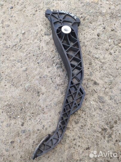 Педаль сцепления Renault Sandero 1 K7MF710 2014