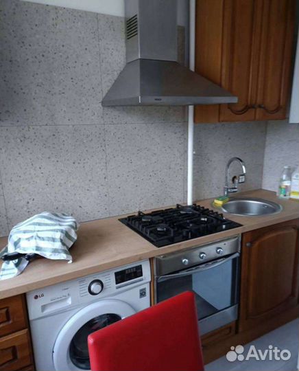 Кухонный гарнитур из массива с техникой