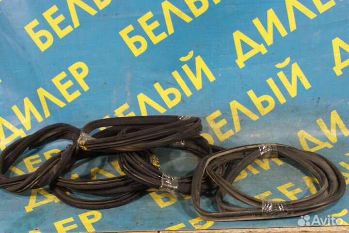 Уплотнитель двери Mercedes-Benz W210