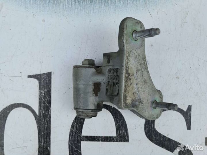 Петля левой двери Mercedes W212