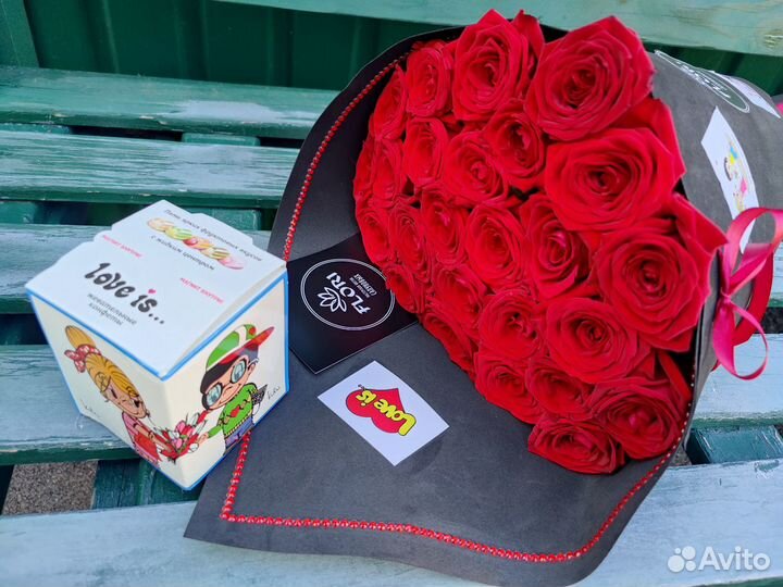 Букет love is. в черном