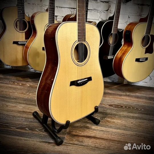 Акустическая гитара, новая + кейс и аксессуары
