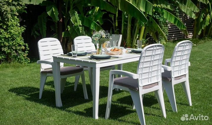 Комплект дачной пластиковой мебели