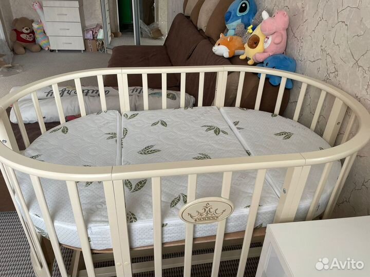 Детская кроватка для новорожденных с маятником