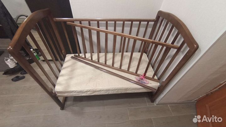 Детская кроватка с универсальным маятником