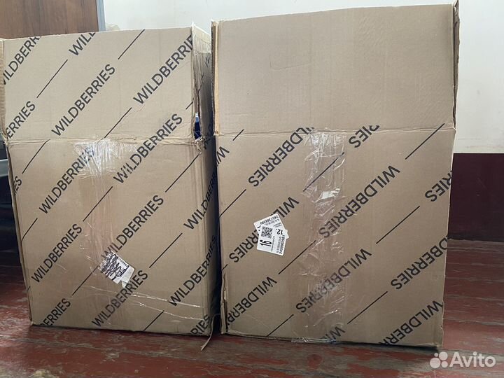 Две коробки с мужскими вещами