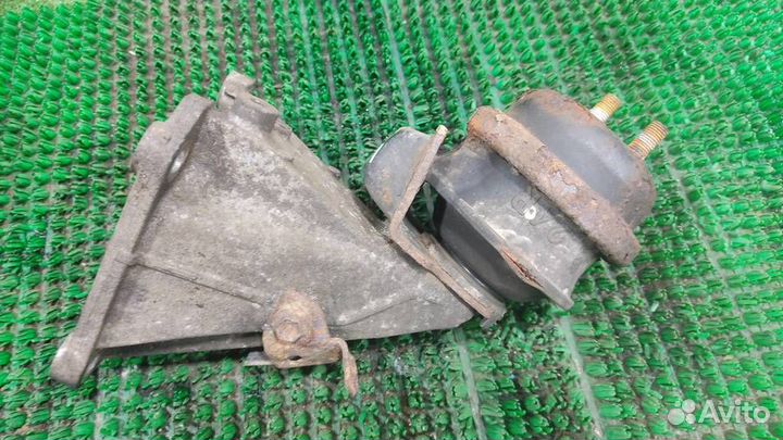 Опора (подушка) двигателя правая Suzuki Grand Vit