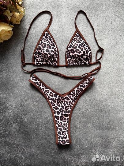 Стильные и яркие купальники