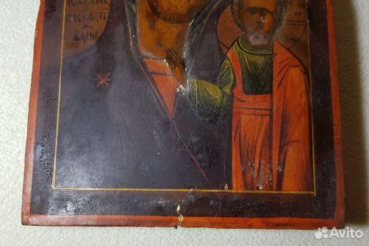 Старинная икона в киоте 
