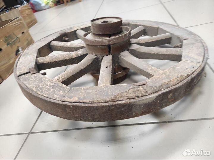 Старинное колесо от телеги