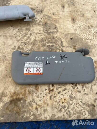 Солнцезащитный козырек левый Toyota Vitz