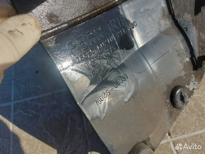 Брызговик задний правый Toyota Land Cruiser Prado