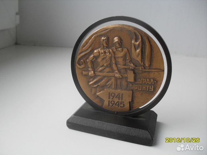 Памятный жетон на подставке