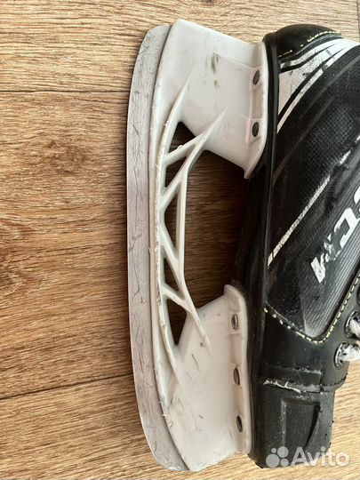 Коньки хоккейные CCM 9040