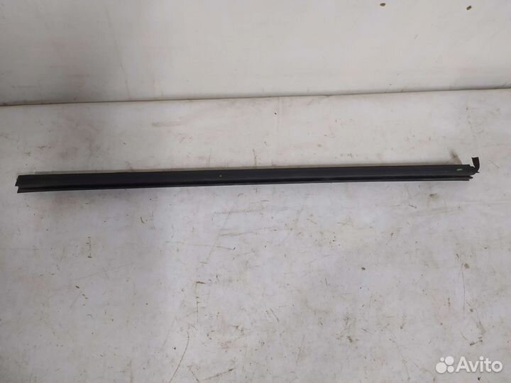 Уплотнитель стекла задний левый Пежо 407