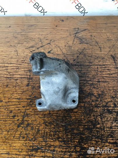 Кронштейн двигателя левый Mercedes E-Class W211