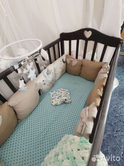 Детская кроватка с маятником и матрацем