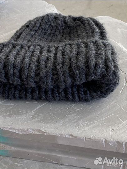 Объемная вязаная шапка ручной работы zara