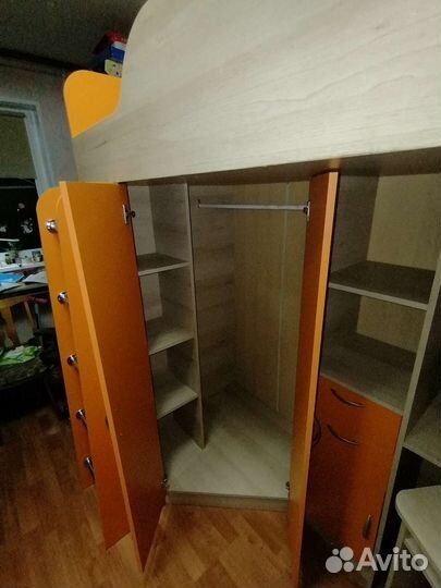 Детская кровать чердак со столом и шкафом