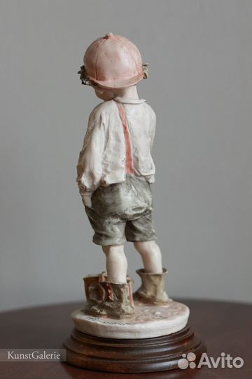 Giuseppe Armani Мальчик с яблочком Capodimonte