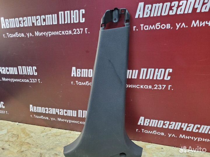 Обшивка средней стойки правая Renault Logan