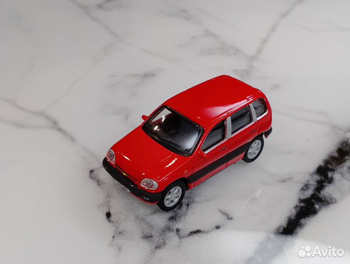 Chevrolet Niva (2002-2009), красная