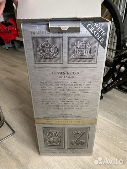 Бутылка и коробка от виски Chivas Regal 12 лет