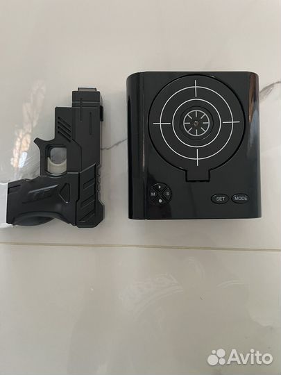 Будильник с пистолетом