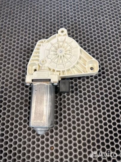 Мотор стеклоподъемника передний левый Volkswagen