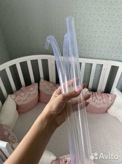 Детская кроватка с маятником белая