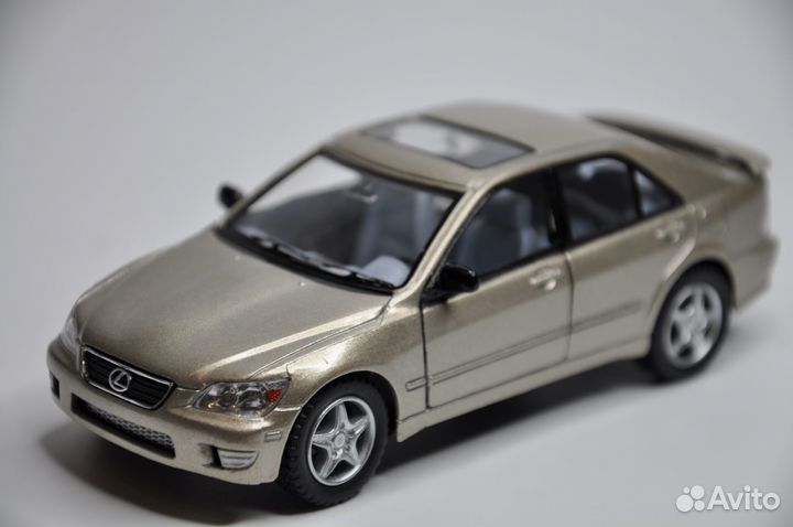 Модель автомобиля Lexus IS300 металл