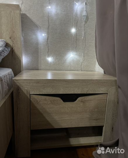 Кровать и тумбочки