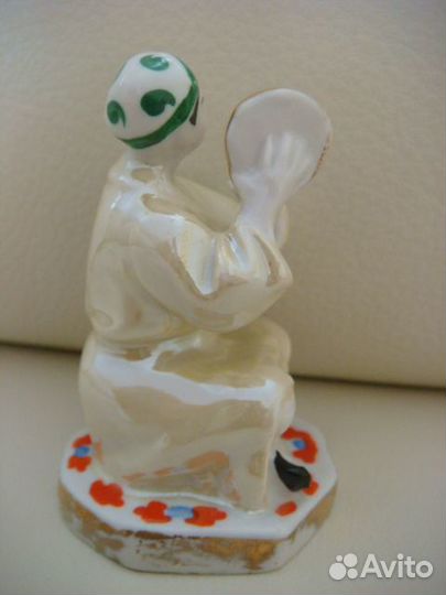 Фарфоровая статуэтка 