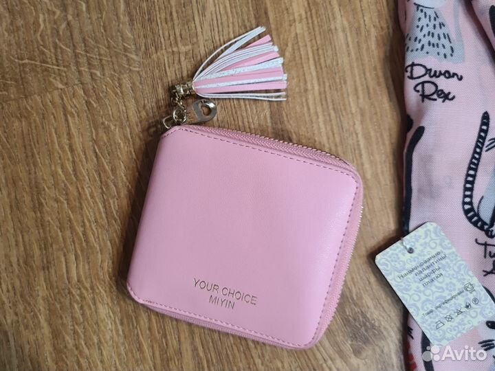 Шарф, кошелёк, значки и резинка