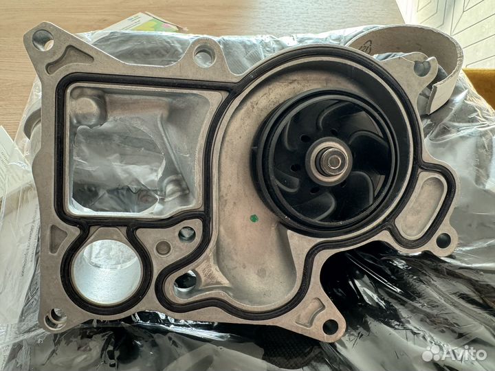 Новая оригинальная водяная помпа BMW 204