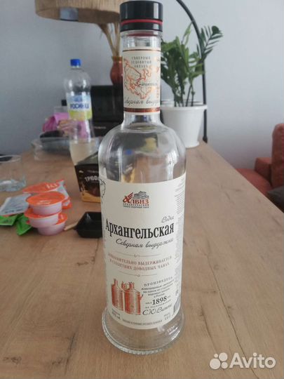 Стеклянные бутылки с крышками