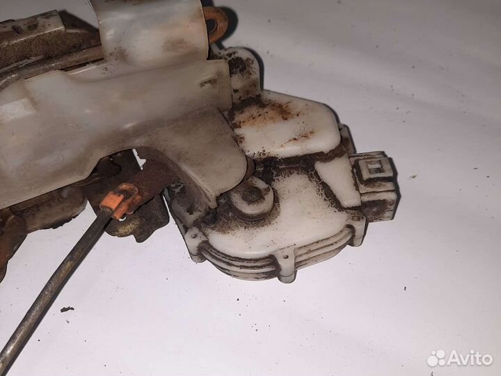 Замок передней левой двери Mitsubishi Galant 7