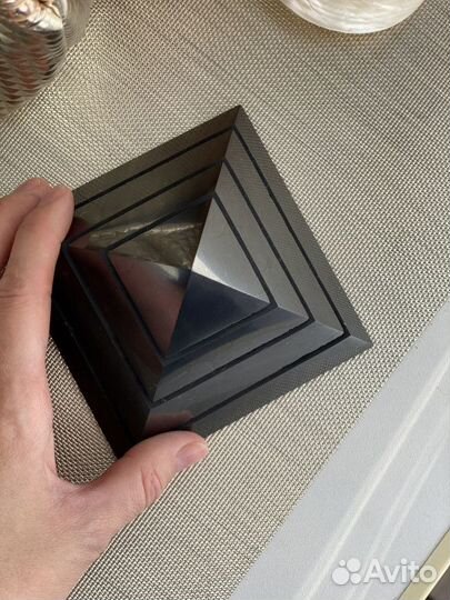 Пирамида Саккара из шунгита для дома и кухни