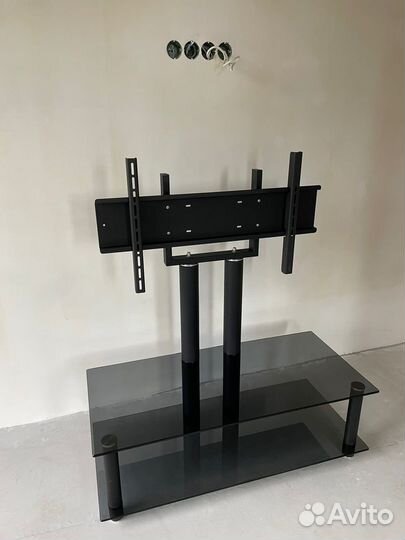 Тумба под тв с кронштейном