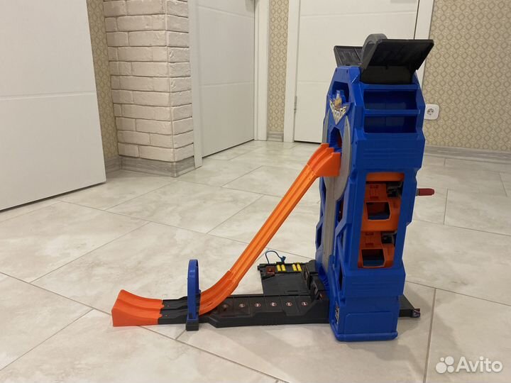 Гараж с горкой Hotwheels