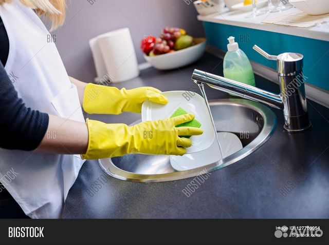 Посудомойщица в пекарню
