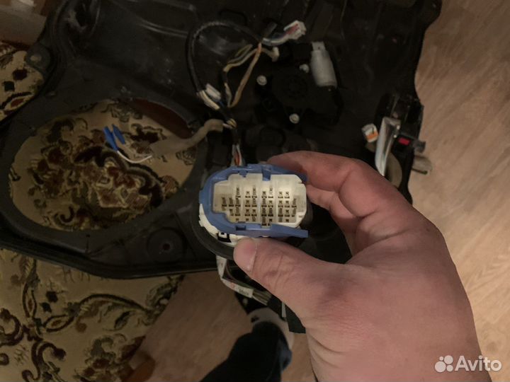 Стекло подьемник мазда 3 передний левой двери